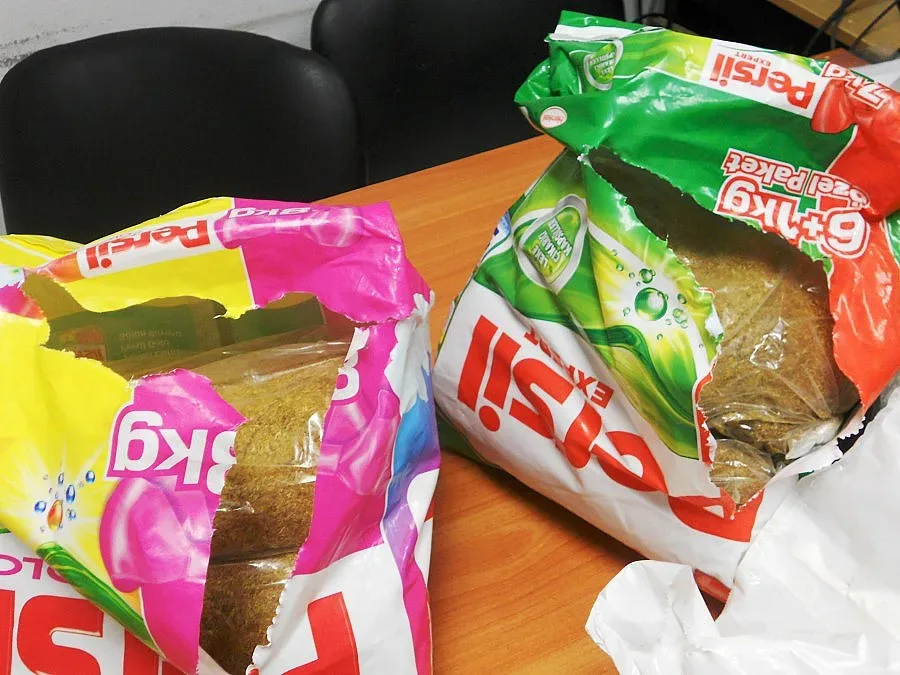Крият контрабанден тютюн в кутии за прах за пране