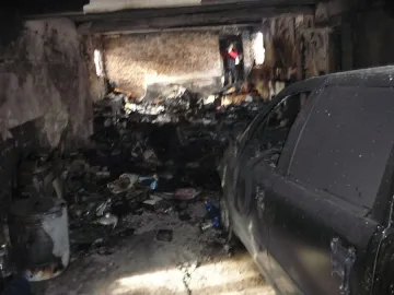 Късо съединение изпепели кола в гараж