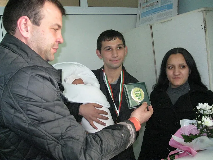 Първото бебе на Гоце Делчев със знака на града   