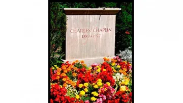 Чаплин изплува в мистерията с изгорялата българка