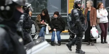 Бой с камъни рани 60 полицаи в Ирландия