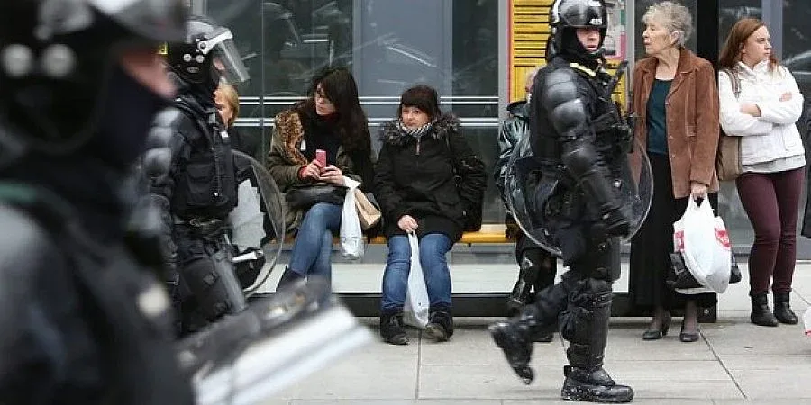 Бой с камъни рани 60 полицаи в Ирландия