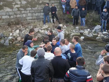 Целуваш кръста, плащаш такса   