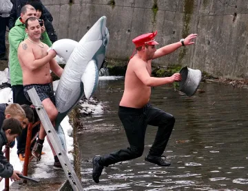 Топят млади зетьове в леден вир за мъжество