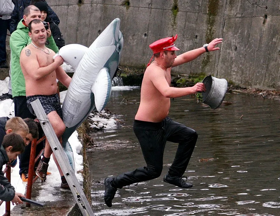 Топят млади зетьове в леден вир за мъжество