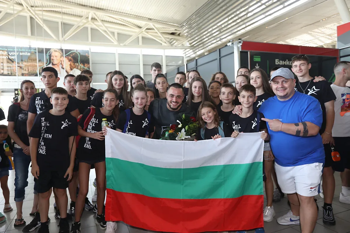 Носят на ръце златния Карлос. Уникално посрещане