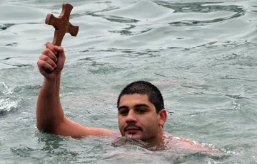 Дядо Кирил хвърля кръста от боен катер