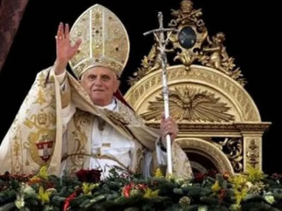 Папата гледа филм за Максим