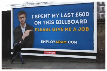 Младеж търси работа с билборд