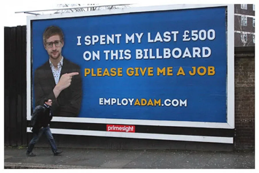 Младеж търси работа с билборд