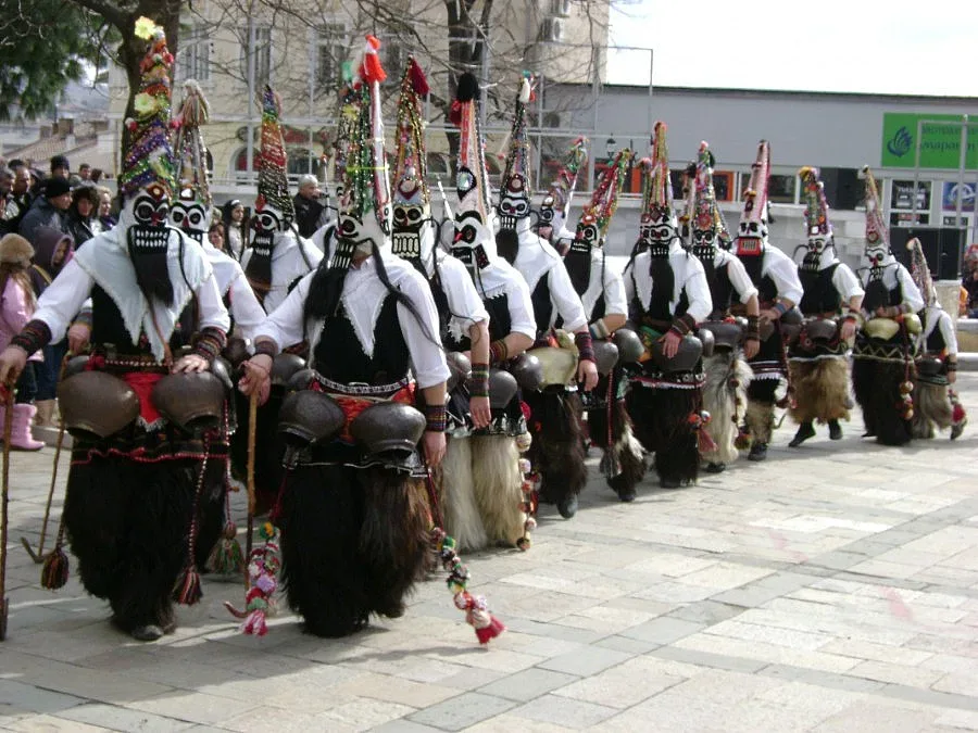 Огнеборци пазят кукери след инцидента в Петрич