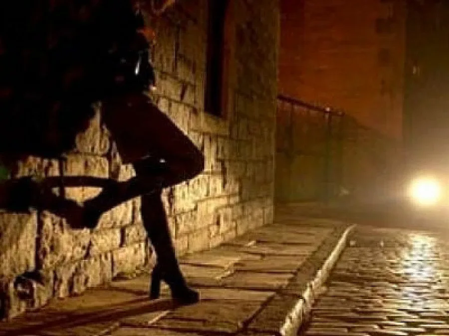 Сводник върти бардак с ученичка