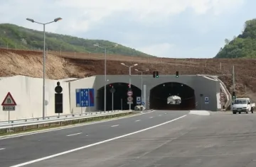 Свлачище парализира автомагистрала "Люлин"