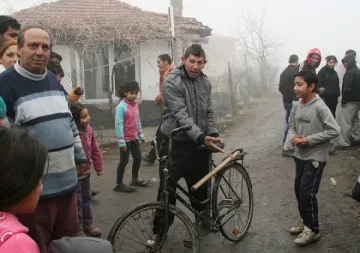 Гавраджии тъпчат сурвакарчета в багажник (обновена)