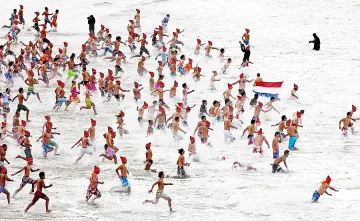 10 000 се хвърлиха в Северно море