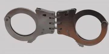 Мъж обра бакалия и бистро