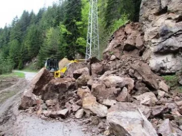 Скала падна върху кола