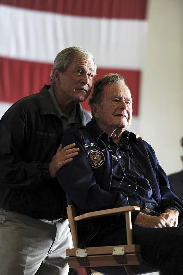 Буш старши остава в болница