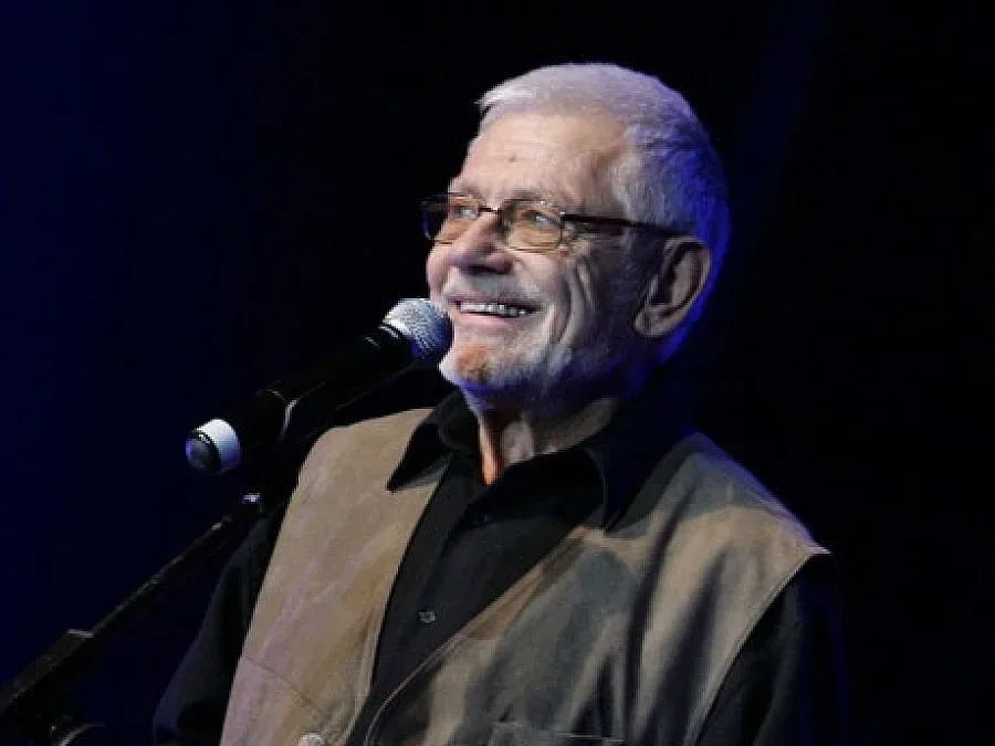 Надеждата е усмивка със стиснати устни