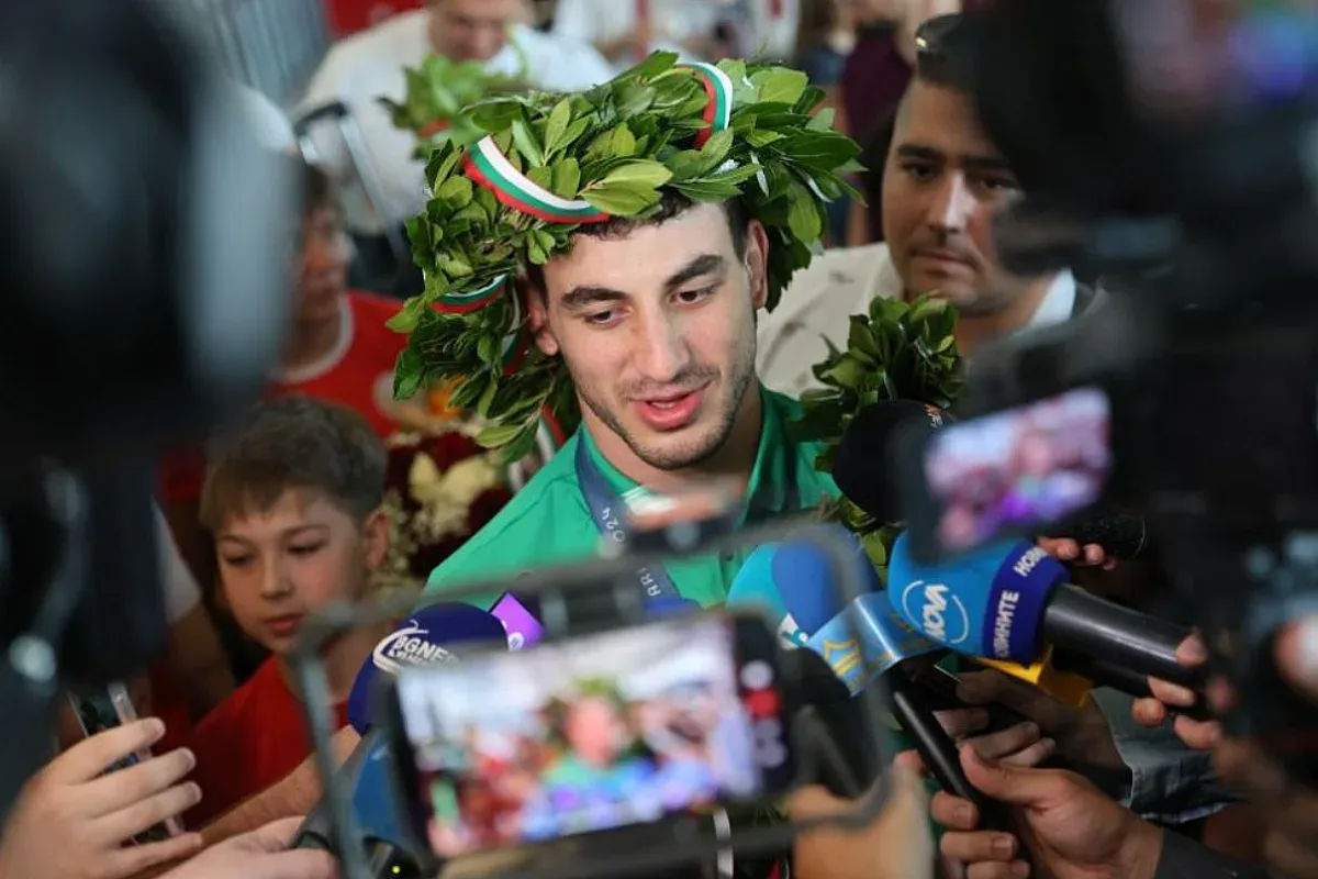 Гайди посрещнаха Новиков на летището!