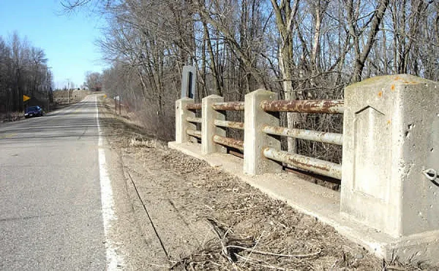 Полицаи спасиха пиян от перило на мост