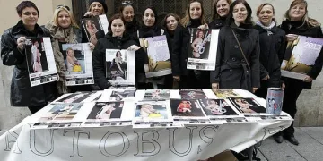 Майки се събличат, събират пари за рейс