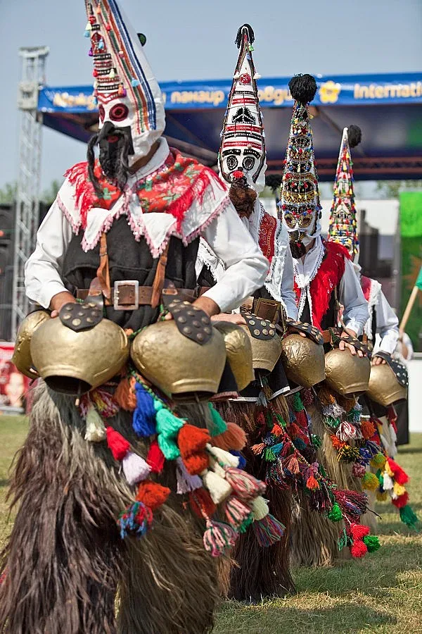 Стотици кукери на сухо за ЧНГ   
