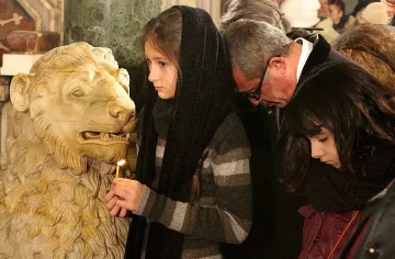 Молят Богородица за по-добри дни