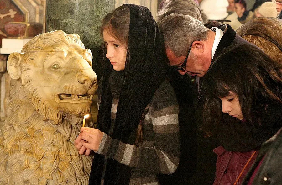 Молят Богородица за по-добри дни