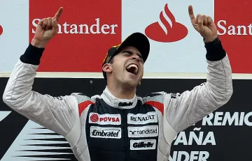 Пилот от Формула 1 взе журналистка