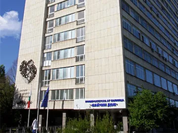 Майка с рак на матката гушка здраво бебе