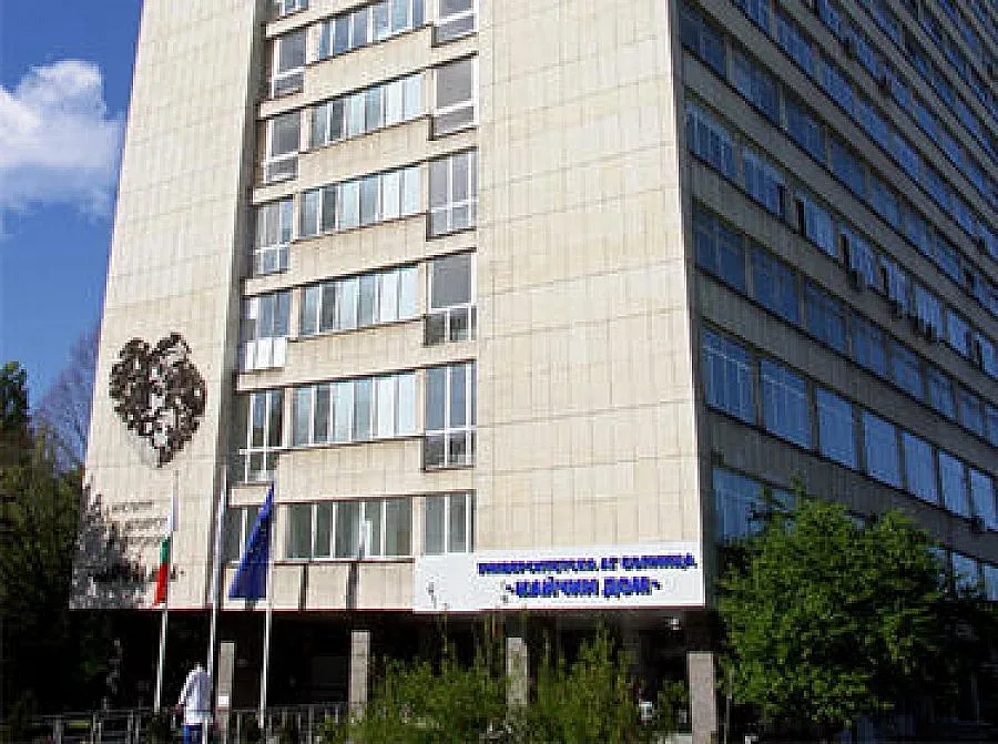 Майка с рак на матката гушка здраво бебе