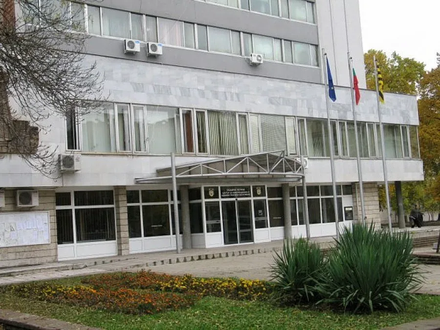 Школа и болници скараха общинари