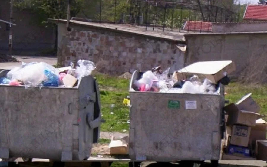 Контейнери преляха от боклук