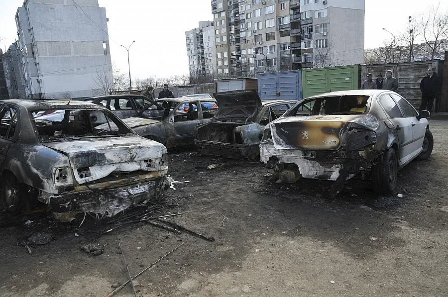 Подпалиха три коли и каравана на плажа