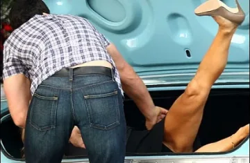 Бизнесмен вози жена си в багажника