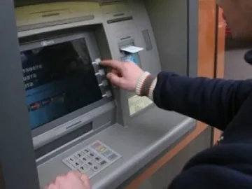 Банкоматите пускат пари по празниците