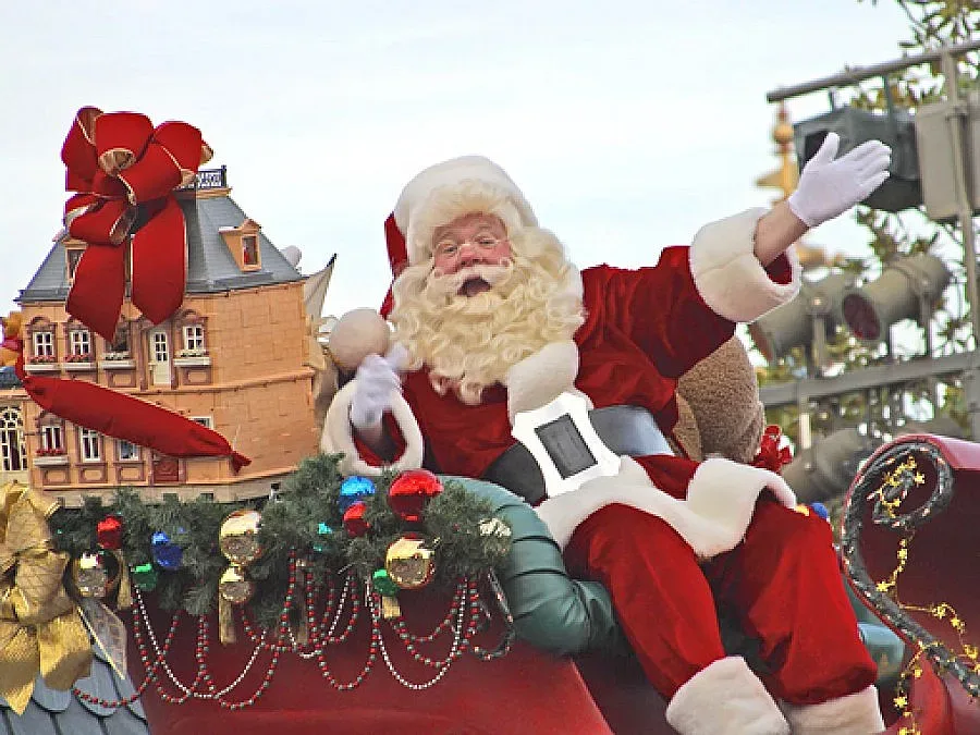 Дядо Коледа нарами чувала