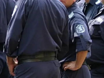 Пиян топи ченгета, че го млатят