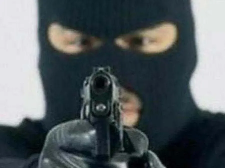 Закопчаха маскиран грабител