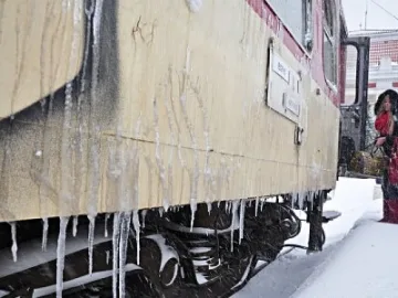 Влак с 320 души блокира в Търговище