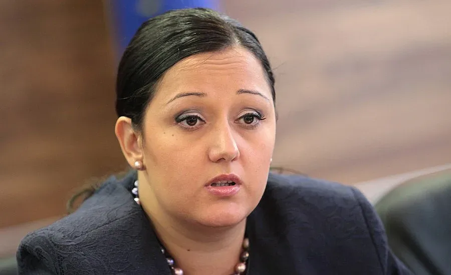 Павлова: До 1 юни пускаме 4 големи пътни проекта