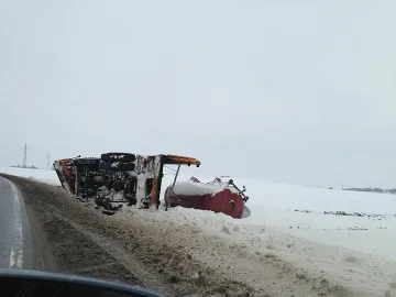 Снегорин се катурна по пътя за морето