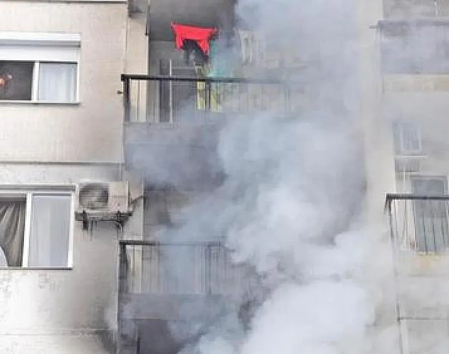 Пожар обгази двама в дома им