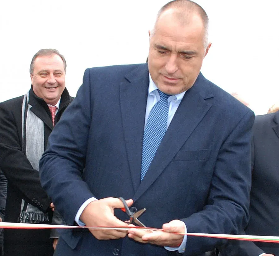 Бойко дари 10 бона за благотворителност