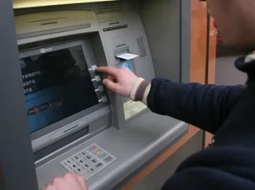 Седмина нашенци точат банкомати в Париж