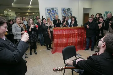 "Стандарт" готви и пее напук на маите
