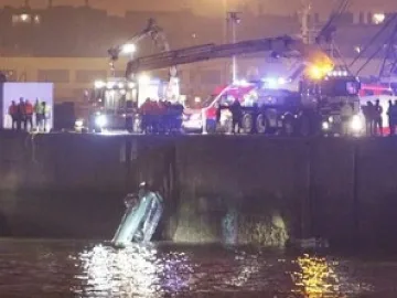 Българин загина след полет с бус в морето