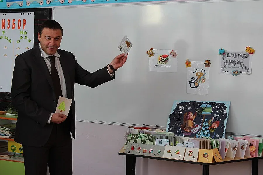 Кмет купи коледни картички благотворително