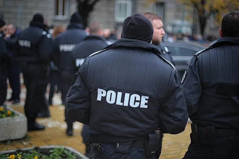 На полицаите им писна от политически натиск. Къде се събират?